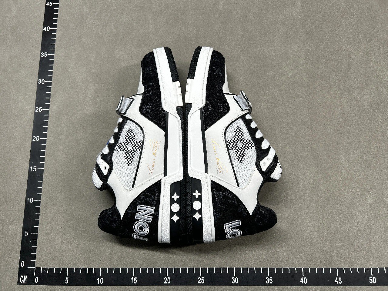 Louis Vuitton Trainer Sneakers [40 styles] -4